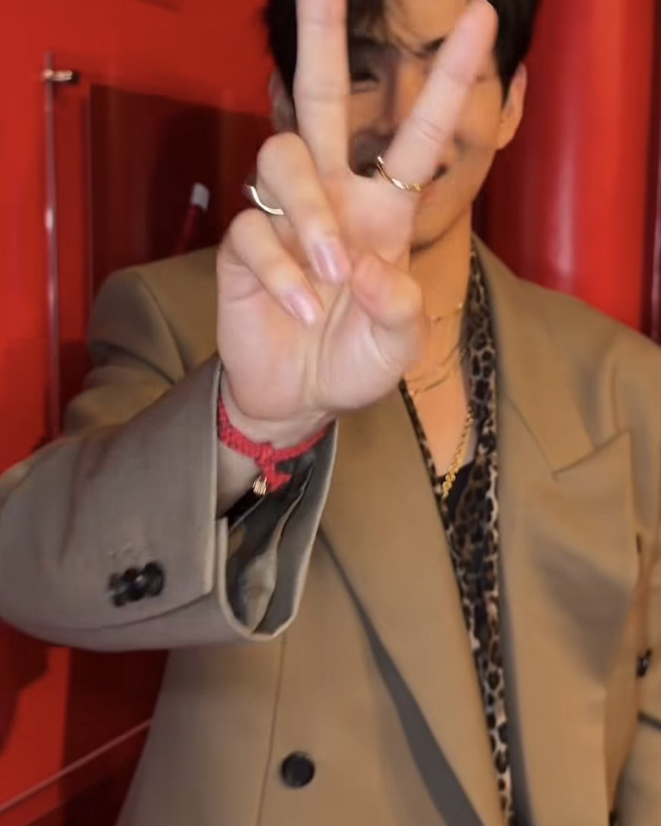 ccnmade's tweet image. #BTS #V #김태형 님께서  
최창남메이드 제품을 착용해주셨습니다    

Dear.Heart는
심장병 어린이와 그 가족에게 따뜻한 마음을 전달하고자 하는
심장병 어린이 후원팔찌 입니다.

ccnmade.co.kr/goods/goods_vi…

#최창남메이드 #뷔 #방탄소년단뷔 #ccnmade #심장병어린이후원팔찌