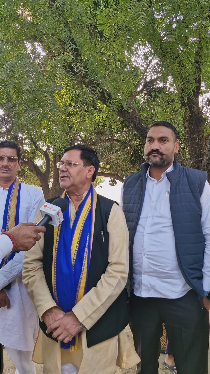 SatyapalChASP's tweet image. मुज़फ्फरनगर के कई गावों में 26 नवंबर की संविधानिक अधिकार बचाओ, भाईचारा बनाओ महारैली के लिए गांव गांव,  पाँव पाँव अभियान में शामिल हुए. शामली के पूर्व प्रमुख विनोद चौधरी को @BhimArmyChief से सांसद आवास छुटमलपुर पर मुलाक़ात करवा कर @AzadSamajParty में शामिल कराया.