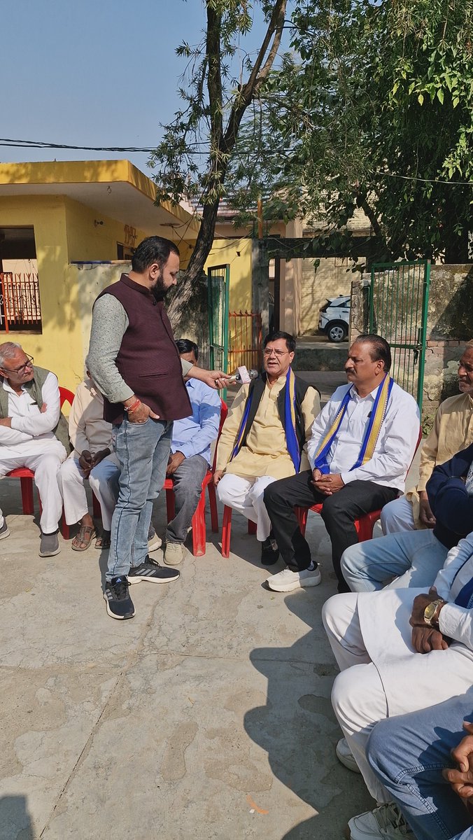 SatyapalChASP's tweet image. मुज़फ्फरनगर के कई गावों में 26 नवंबर की संविधानिक अधिकार बचाओ, भाईचारा बनाओ महारैली के लिए गांव गांव,  पाँव पाँव अभियान में शामिल हुए. शामली के पूर्व प्रमुख विनोद चौधरी को @BhimArmyChief से सांसद आवास छुटमलपुर पर मुलाक़ात करवा कर @AzadSamajParty में शामिल कराया.