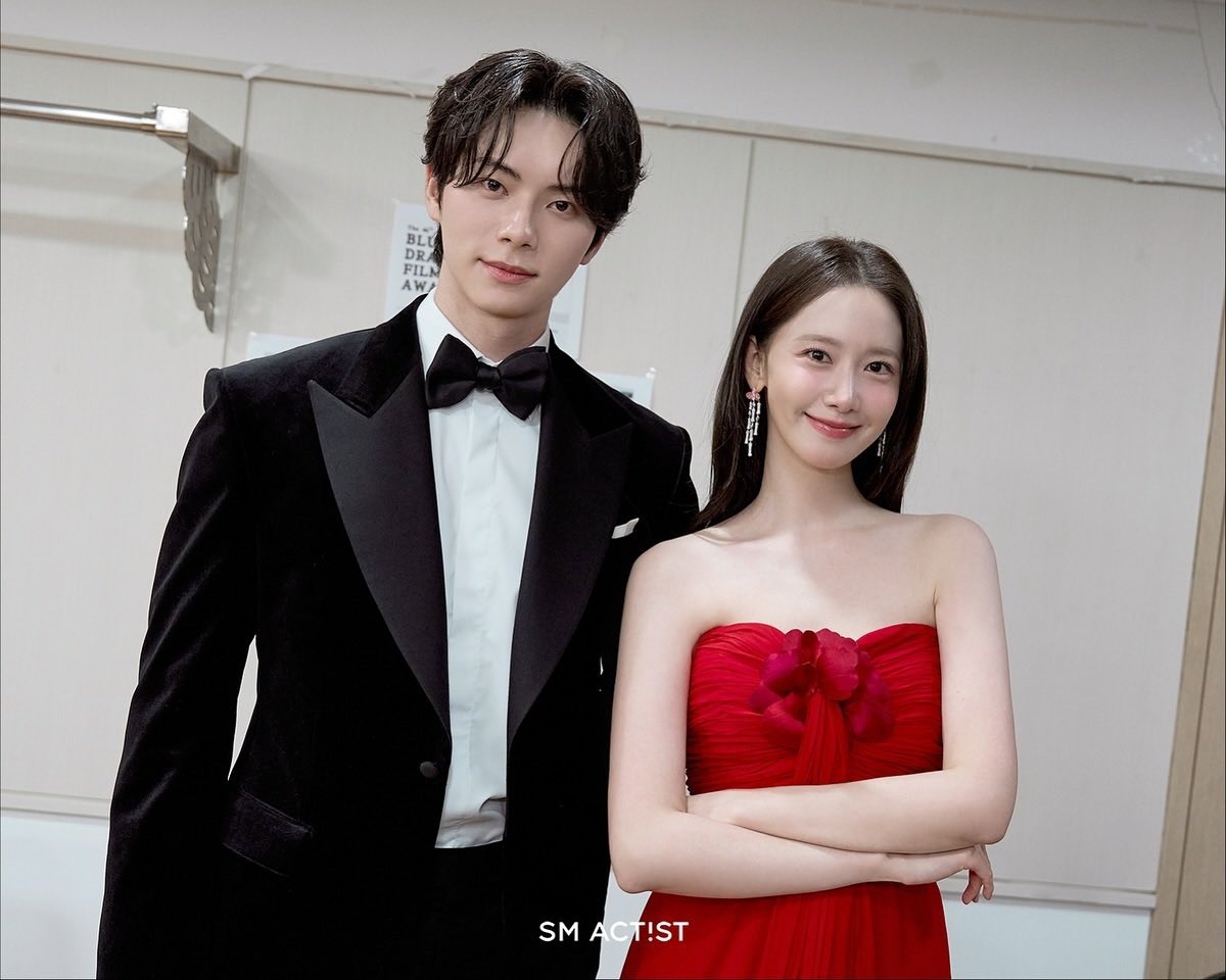 kdrama_menfess's tweet image. LIM YOONA AND LEE CHAEMIN AT BLUE DRAGON FILM AWARDS LAST NIGHT 🖤❤️ •kdm•
