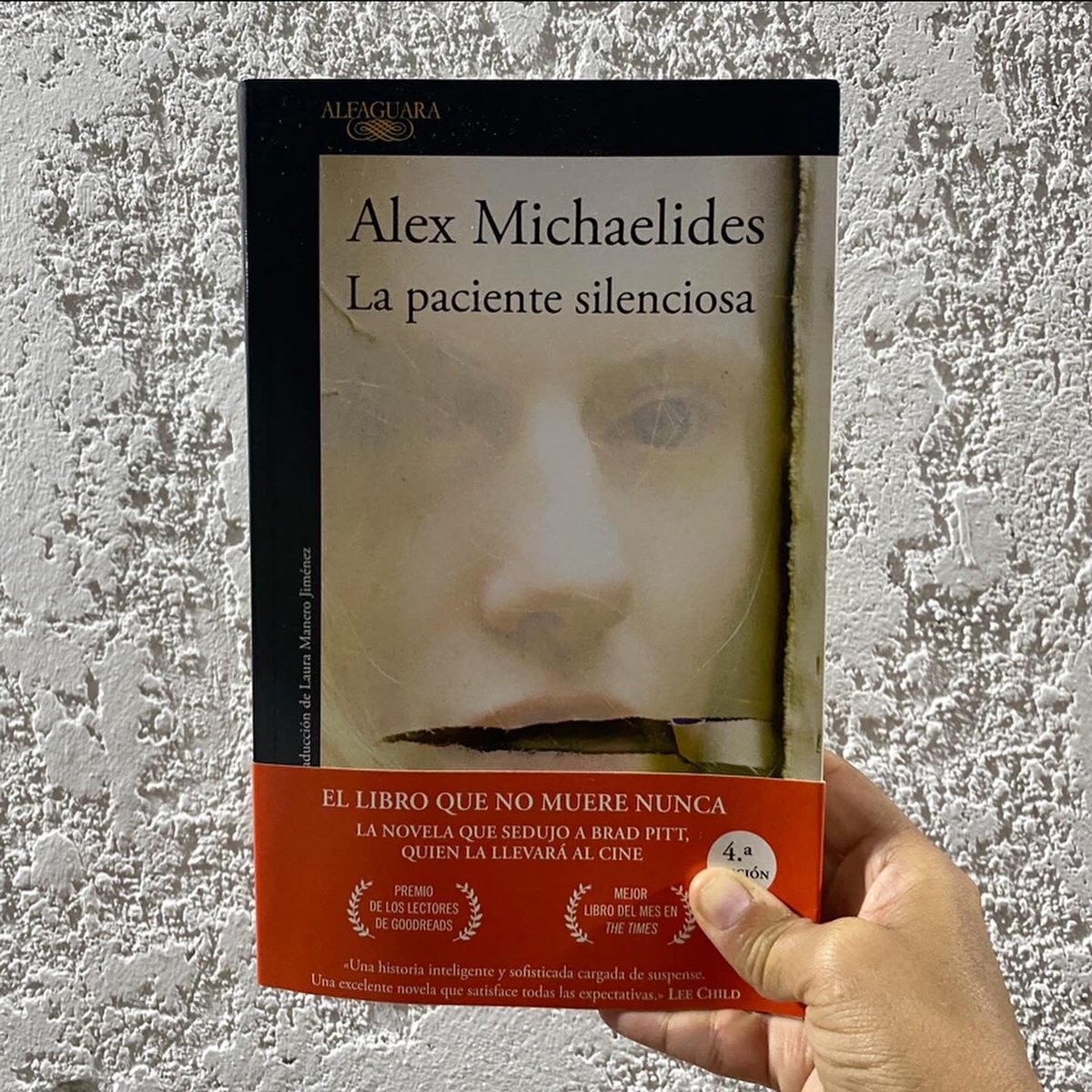 Bibliomaniatico's tweet image. «A menudo confundimos el amor con fuegos artificiales, con drama y disfunción. Pero el amor verdadero es muy silencioso, muy sereno. Resulta aburrido si se mira desde la perspectiva del drama intenso. El amor es profundo, tranquilo y constante».

LA PACIENTE SILENCIOSA.