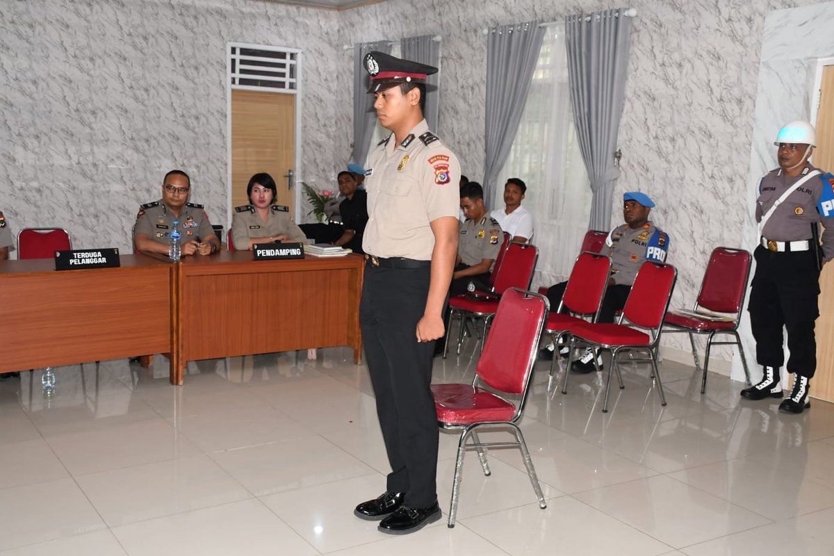 NasionalBerita_'s tweet image. Polisi Polda NTT yang Viral di Medsos Pukul Siswa SPN Dipecat

#beritanasional #Polda #sanksi #beritaterkini 

beritanasional.com/detail/121295/…