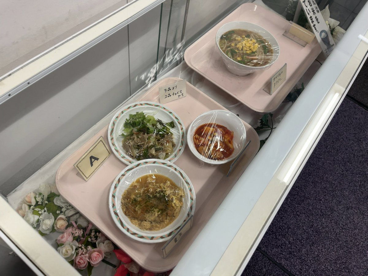 udon01410141's tweet image. 品川区八潮・ぐるめ屋桃太郎。今日はナポがなかった。日替りランチ、かつ煮と豚肉とニンニクの芽炒め。うまし