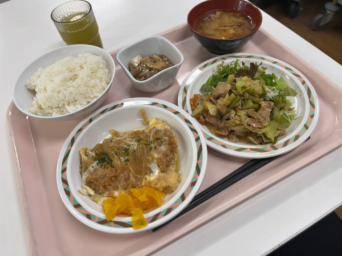 udon01410141's tweet image. 品川区八潮・ぐるめ屋桃太郎。今日はナポがなかった。日替りランチ、かつ煮と豚肉とニンニクの芽炒め。うまし