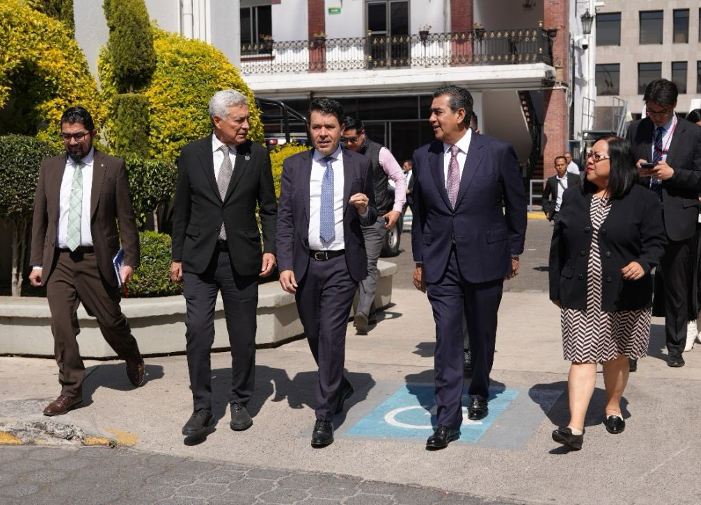 Que gusto haber coincidido y conversado en la <a href="/SEGOB_mx/">Gobernación</a> estimado <a href="/arturomedinap/">Arturo Medina</a> .