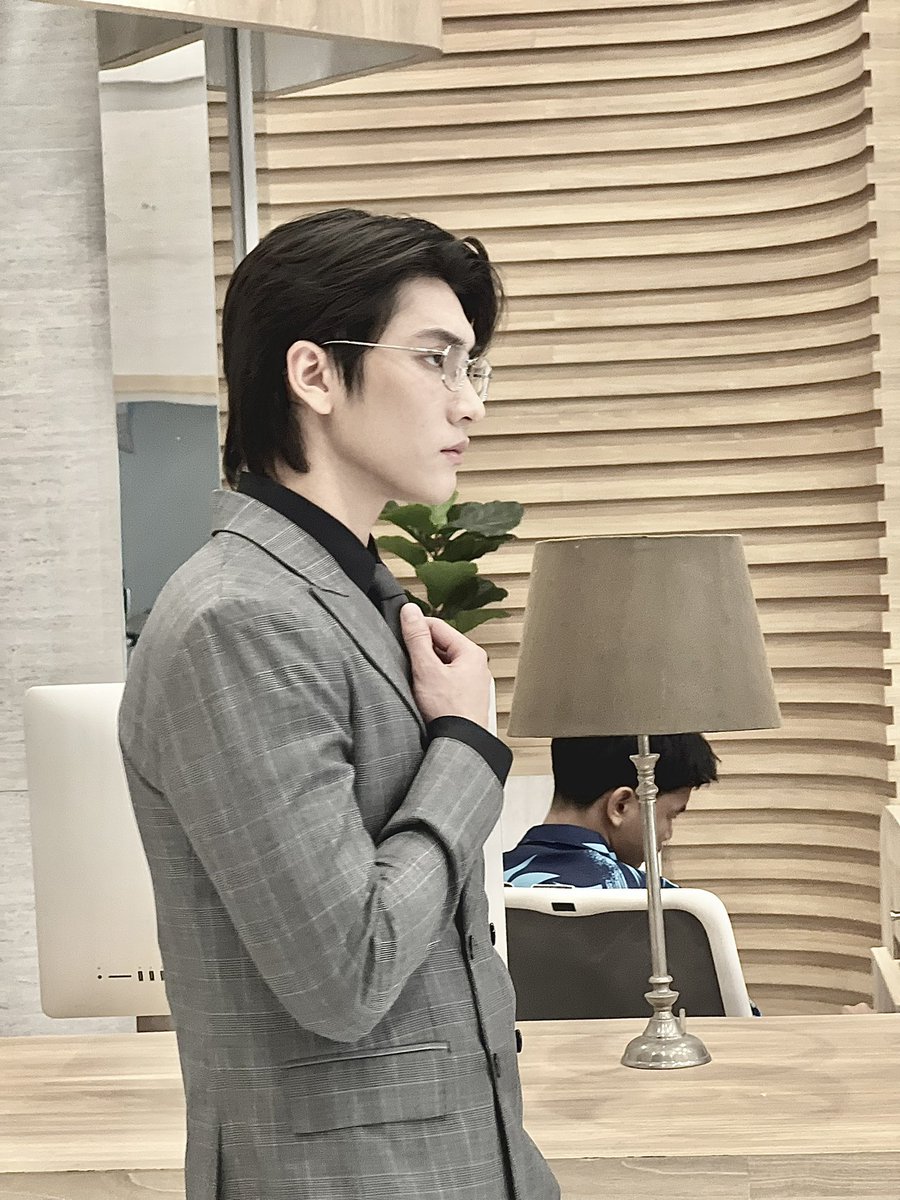 Koysucha_BCKM's tweet image. ~แอบเห็นบอสบอสในลุค ผบร ใส่สูทกับซี่รีย์เรื่องใหม่ของสาวๆ ในค่าย…ทำให้นึกถึงคุณเซอร์ขึ้นมาเลย 🥰~

#Bosschaikamon 
#BOSSCKM 
#ShawtyBoss