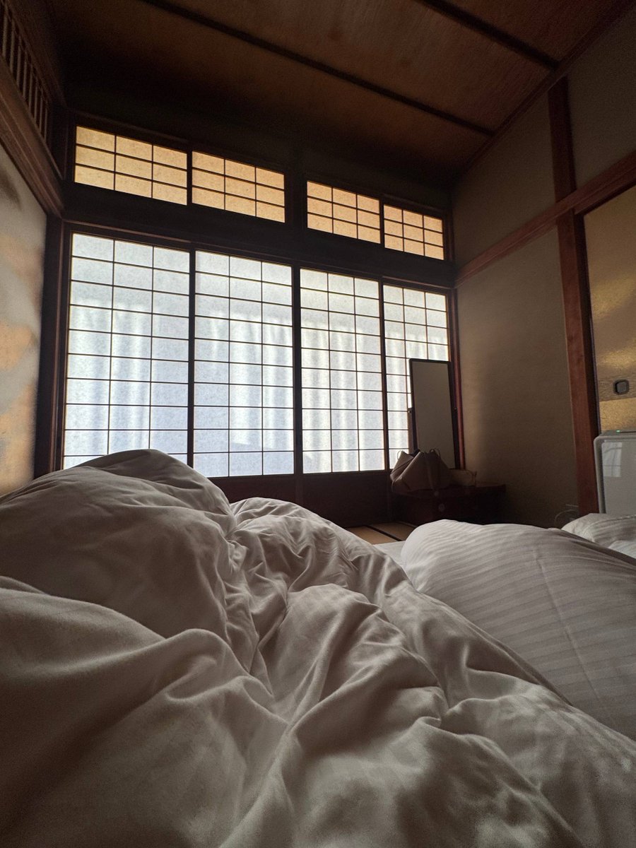 일본 이즈 시즈오카에 있는 전통 일본식 료칸, 산요소에서 깨어났어요 🇯🇵♨️✨

 모든 료칸에는 다다미 바닥(물론)이 깔린 개인 온천이 있고, 땅바닥에서 자고, 함께 갈 수 있는 공동 목욕탕도 있습니다.

 그리