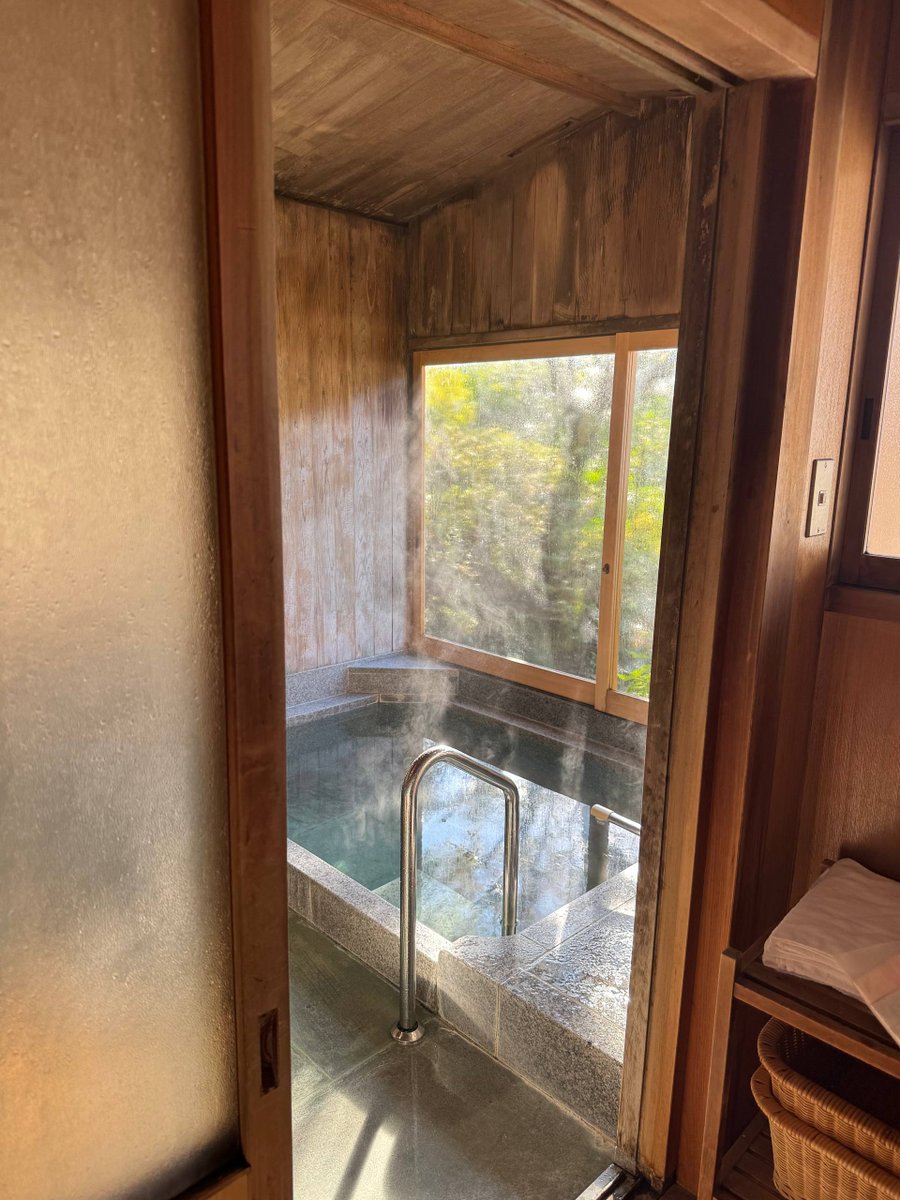 일본 이즈 시즈오카에 있는 전통 일본식 료칸, 산요소에서 깨어났어요 🇯🇵♨️✨

 모든 료칸에는 다다미 바닥(물론)이 깔린 개인 온천이 있고, 땅바닥에서 자고, 함께 갈 수 있는 공동 목욕탕도 있습니다.

 그리