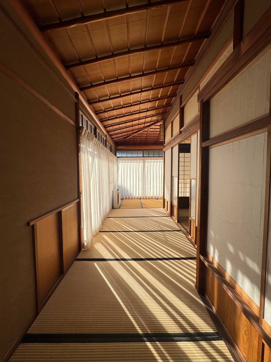 일본 이즈 시즈오카에 있는 전통 일본식 료칸, 산요소에서 깨어났어요 🇯🇵♨️✨

 모든 료칸에는 다다미 바닥(물론)이 깔린 개인 온천이 있고, 땅바닥에서 자고, 함께 갈 수 있는 공동 목욕탕도 있습니다.

 그리