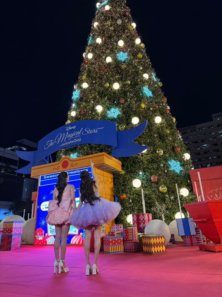 becckfreen's tweet image. &quot;last year there was only one, but this year they’re together.&quot; 🥹🥹🥹🥹

FREEN BECKY AT CTW XMAS
#CTWXmasxFreenBecky
#ฟรีนเบค #FreenBecky