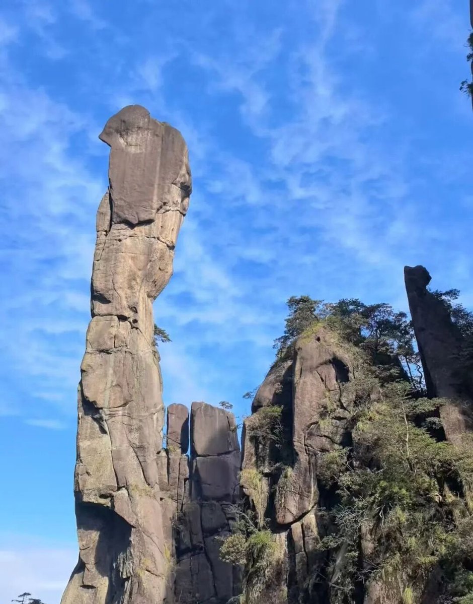 aishuzhan's tweet image. 再游江西三清山：丝丝缕缕的云雾漫过不远处的山峰时，我静静的站在大山之中，看蓝天下云雾缭绕的仙境。看眼前“江山如此多娇”的巨幅画卷。