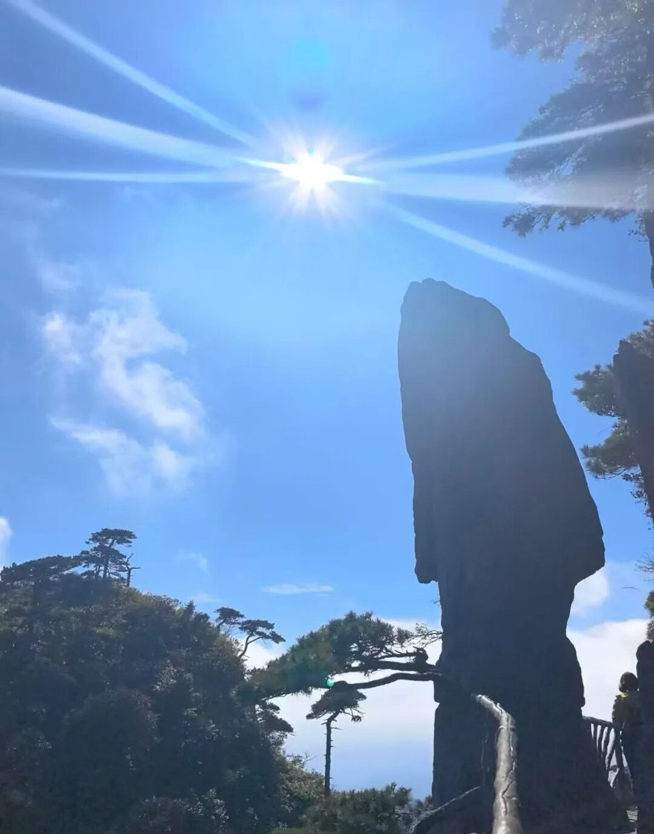 aishuzhan's tweet image. 再游江西三清山：丝丝缕缕的云雾漫过不远处的山峰时，我静静的站在大山之中，看蓝天下云雾缭绕的仙境。看眼前“江山如此多娇”的巨幅画卷。