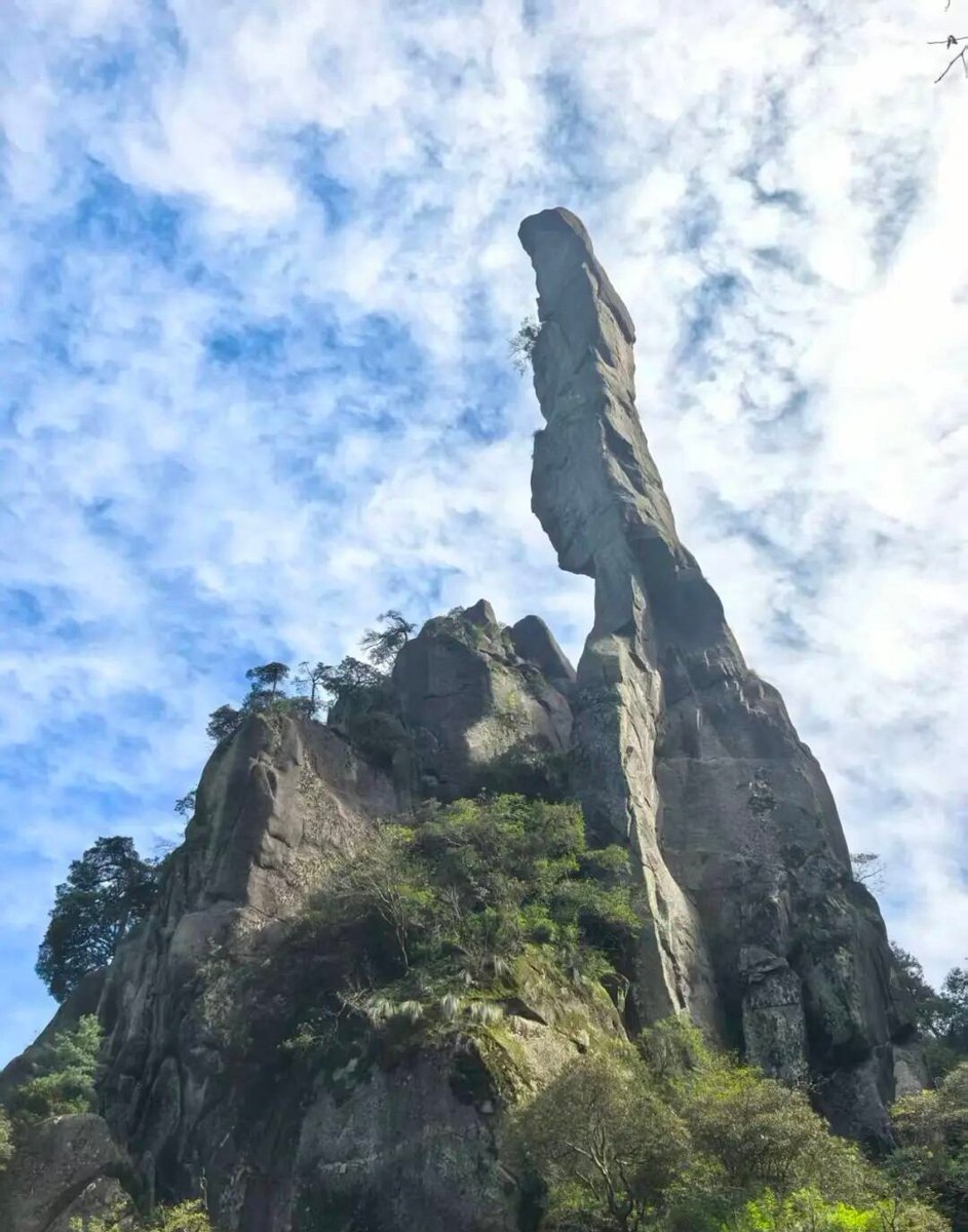 aishuzhan's tweet image. 再游江西三清山：丝丝缕缕的云雾漫过不远处的山峰时，我静静的站在大山之中，看蓝天下云雾缭绕的仙境。看眼前“江山如此多娇”的巨幅画卷。