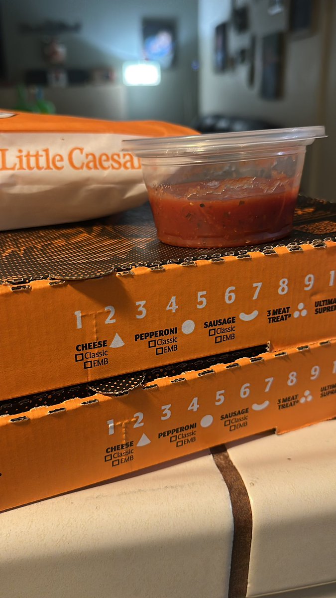 broncojesse's tweet photo. Really @littlecaesars this thing is not even half full? #Shrinkflation https://t.co/ckIdLHwQUm