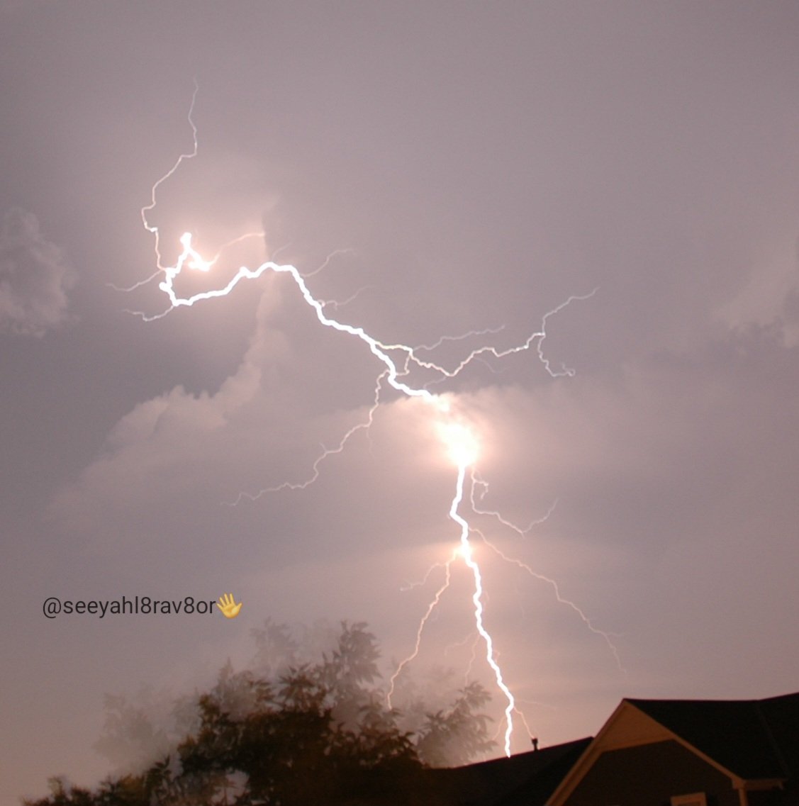 seeyahl8rav8or's tweet image. Here&apos;s a couple of #lightning photos I took 19 years ago with my first DSLR.  Been thinking about getting back into lightning photography. 🤔