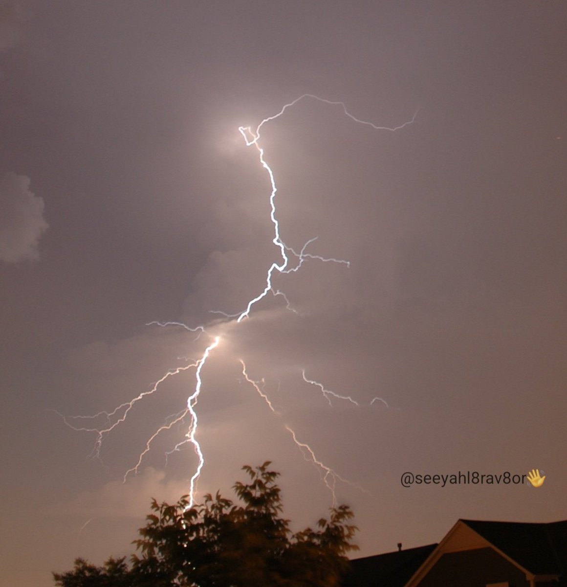 seeyahl8rav8or's tweet image. Here&apos;s a couple of #lightning photos I took 19 years ago with my first DSLR.  Been thinking about getting back into lightning photography. 🤔