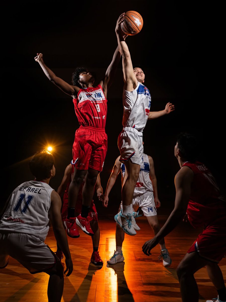 ainurohman's tweet image. Di Jakarta, Rittar Rajagukguk selama ini populer sbg fotografer keluarga, baby, newborn, maternity, family portraits. Kariernya pd area ini merentang dlm 15 tahun.

Justru memotret basket sekolah datang setahun belakangan. Sebab, sang anak adalah pemain basket SMA Citra Kasih Don…