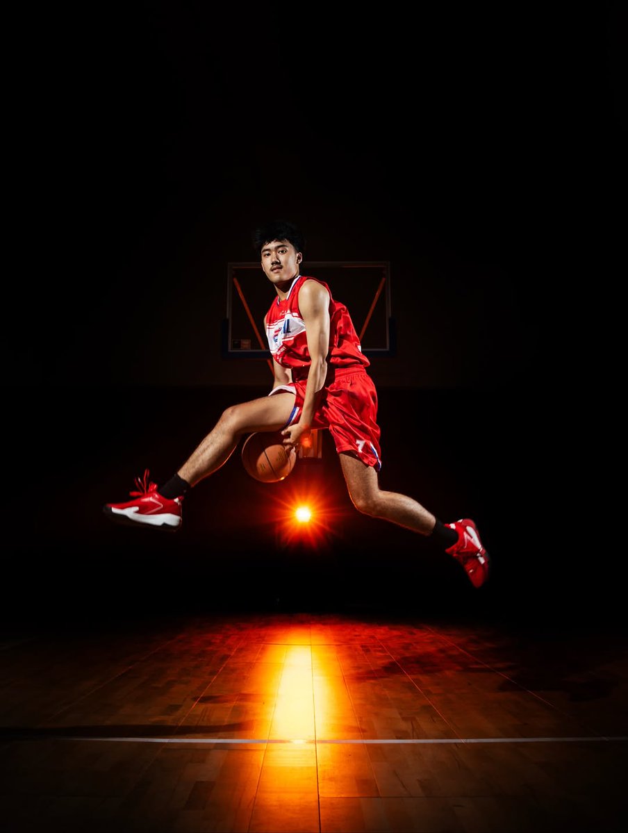 ainurohman's tweet image. Di Jakarta, Rittar Rajagukguk selama ini populer sbg fotografer keluarga, baby, newborn, maternity, family portraits. Kariernya pd area ini merentang dlm 15 tahun.

Justru memotret basket sekolah datang setahun belakangan. Sebab, sang anak adalah pemain basket SMA Citra Kasih Don…