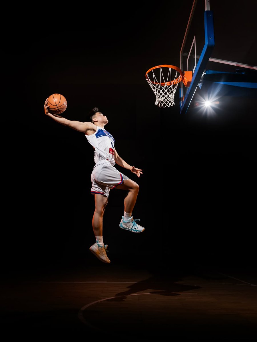 ainurohman's tweet image. Di Jakarta, Rittar Rajagukguk selama ini populer sbg fotografer keluarga, baby, newborn, maternity, family portraits. Kariernya pd area ini merentang dlm 15 tahun.

Justru memotret basket sekolah datang setahun belakangan. Sebab, sang anak adalah pemain basket SMA Citra Kasih Don…