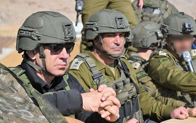 ibrahimkaragul's tweet image. Netanyahu&apos;nun ekibiyle; 
İsrail&apos;in Suriye&apos;de işgal ettiği bölgeye gelmesi, 

PYD/YPG&apos;nin Rakka&apos;nın Doğu&apos;sunda Suriye ordusuna saldırması, 

Aynı anda ve tek merkezden koordine ediliyor. 

Soykırımcı çete, bütün bölgeyi yani bir olağanüstü duruma sürükleyebilir. 

Gazze&apos;den sonra,…