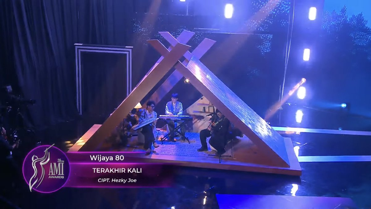 kuyangmanis_'s tweet image. kalo Rony Parulian berhasil sabet penghargaan artis solo pria pop terbaik, Hindia berhasil borong banyak piala di ajang Ami Awards 2025..
tak cuma itu, penampilan spesial dari Afgan dan Wijaya 80 juga mencuri perhatian publik di event bergengsi para musisi indonesia tadi malam..