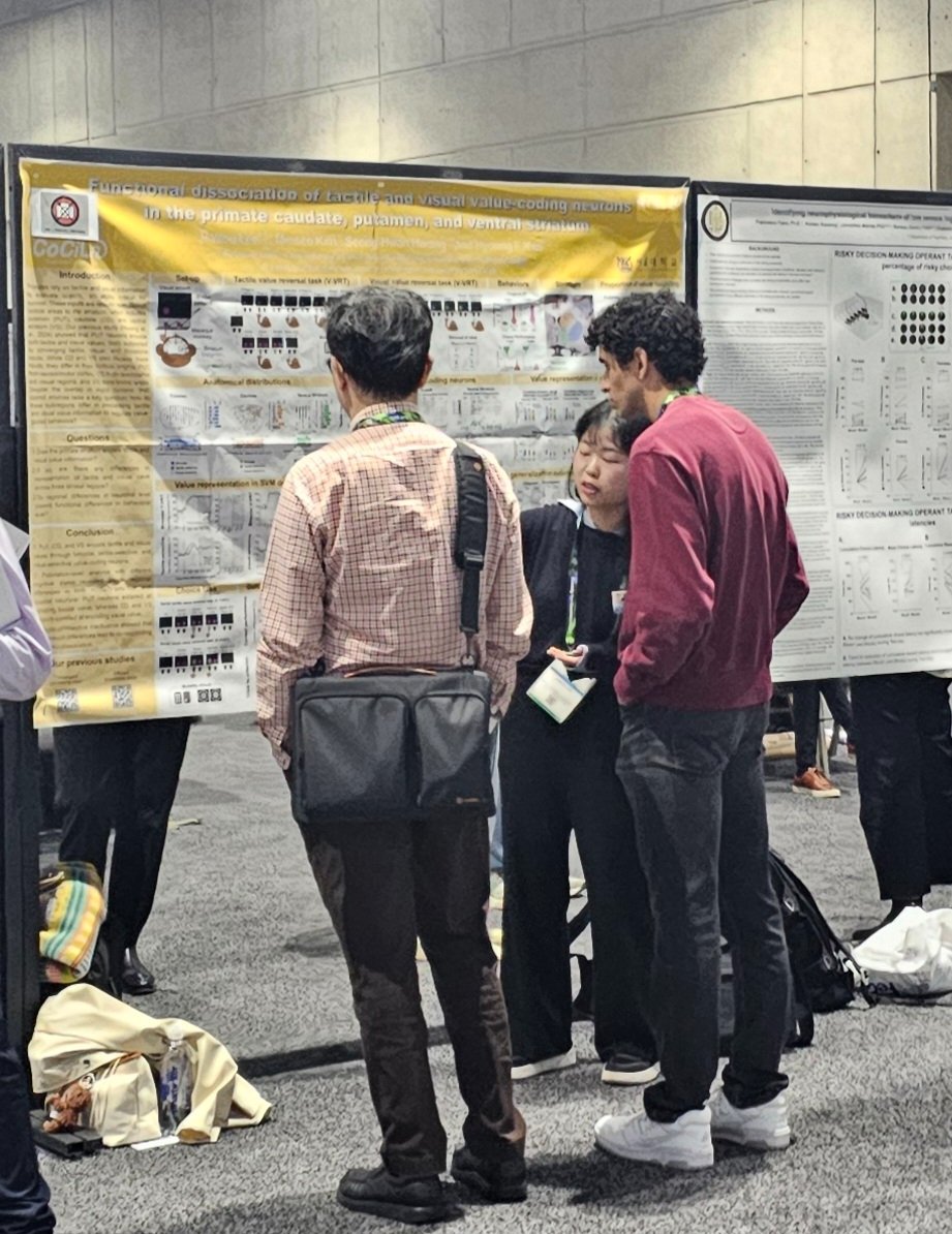 hyoungfkim's tweet photo. In SfN, 3 great stories presented by 3 talented students! https://t.co/1eEcgC9qfy