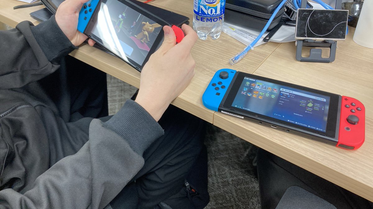 wp_zoo's tweet image. 昨日の就業後の一幕。

部下
「ずーサンは赤がパーソナルカラーなのでハッサムが持ちポケに決まりました。異論は認めません。」

ずーサン
「Oh…カッコいいから良いか」