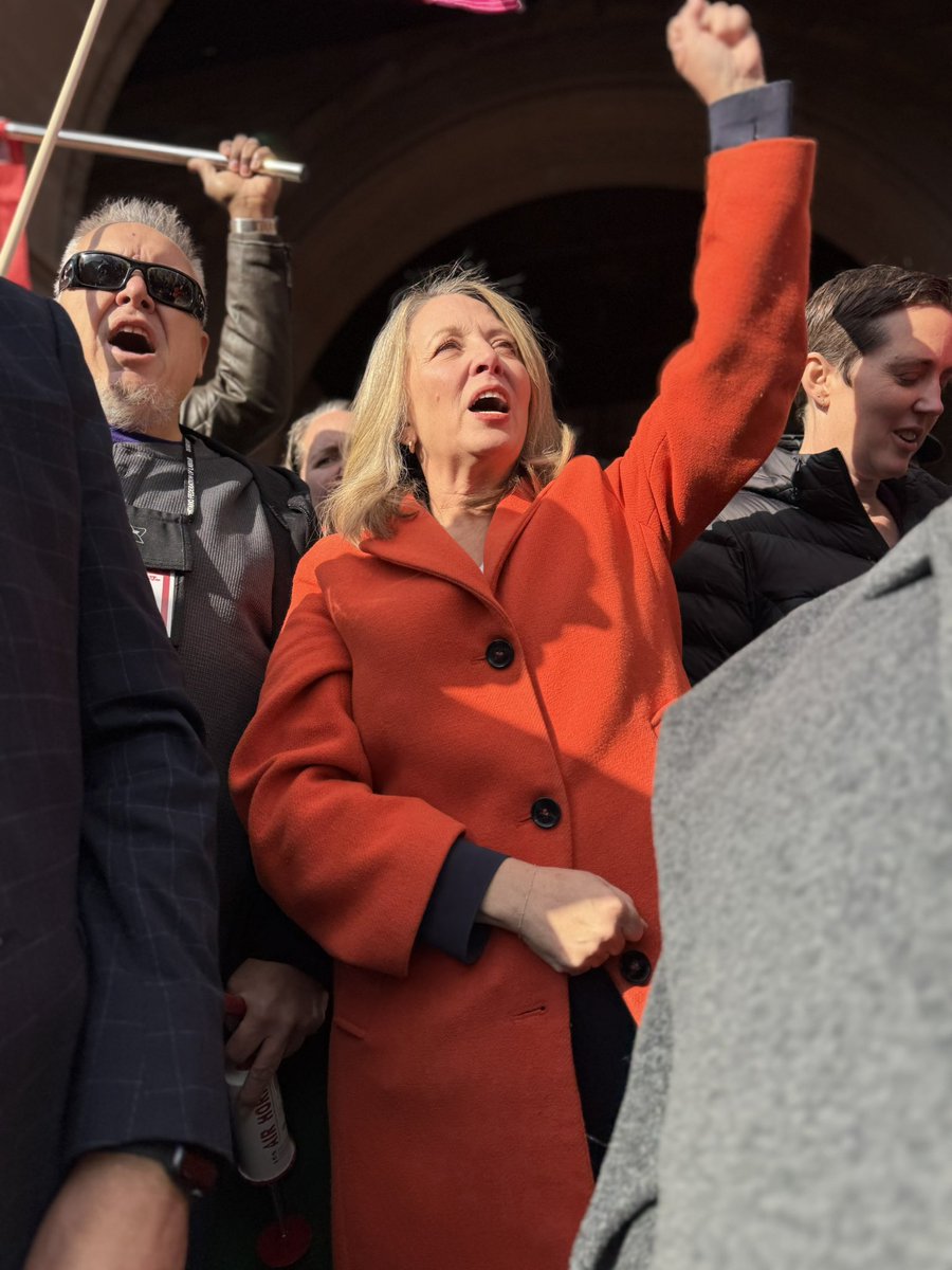 People have the power.

Thank you to every single person who came out today after Doug Ford shamefully attacked our schools by passing Bill 33.

I will keep fighting tooth and nail to hold Doug Ford to account, expose the corruption, and demand better for working people.