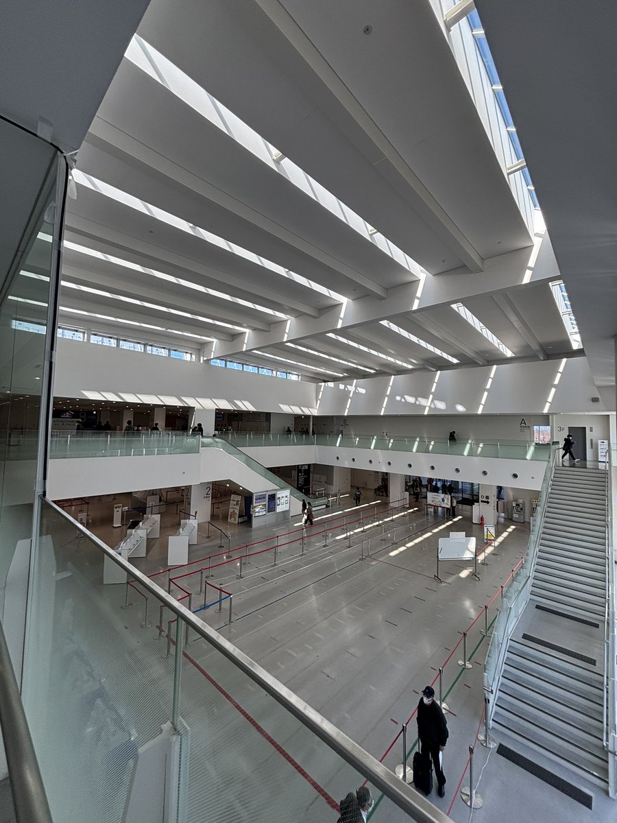 久しぶりに二俣川の免許センター来たんだけど、新しい建物になってびっくり。5年前に移設したんだって。キレイだわぁ。