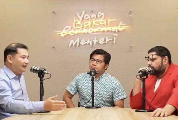 kalau ingat balik, podcast Yang Bakar Menteri tu dulu memang dibuka untuk orang yang sakan bantai raf dalam socmed. raf seru ramai datang podcast dia tapi sekor pun tak berani nak hadap. last2 salim yang datang.

dia bukan jumpa salim lepak makan tau bang. beza tu.