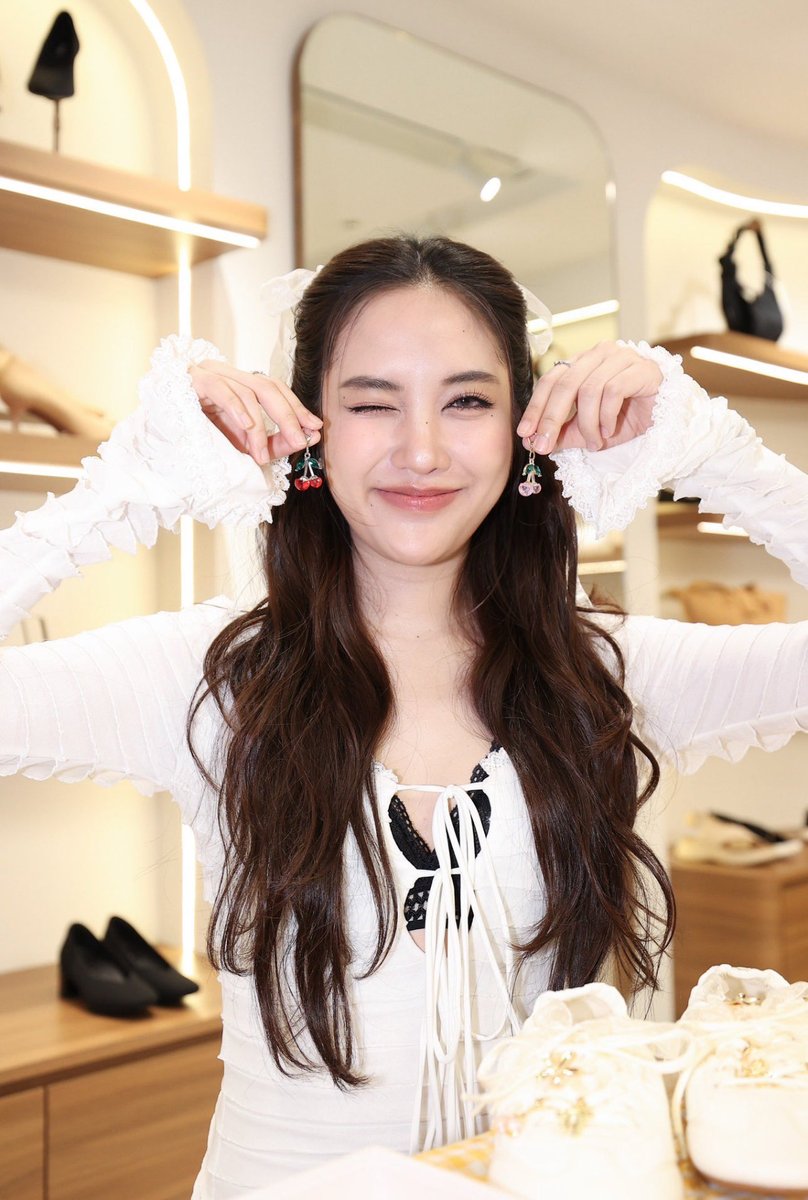 FreenBeckyUS's tweet image. Are you still here for our bunny? 

Comment w/tags
STILL HERE FOR FREEN

SAROCHA X VIVAIA SIAM CENTER
#FREENxVIVAIATH
#srchafreen