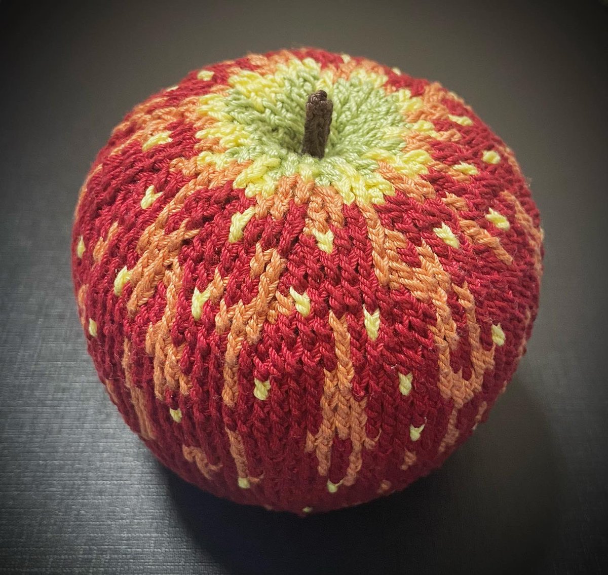 AlaKnitting's tweet image. 編みりんご。

#編み物　#crochet