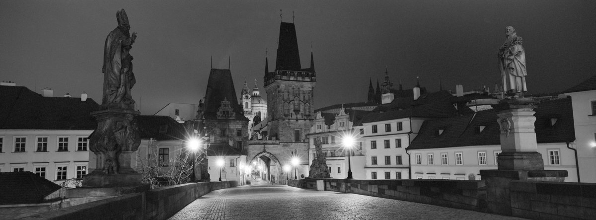 MikoPoloczanski's tweet photo. Karlův most. Praha.
Hasselblad xpan II+45/4; Ilford xp2 super.
#ilfordphoto @ILFORDPhoto #ilfordxp2 #Hasselbladxpan #xpan #analogpanorama #panophotos #shootonfilm #beliveinfilm #bnwphotography #analogcommunity #fridayfavourites #Prague #shotinthedark https://t.co/pYircqkBeT