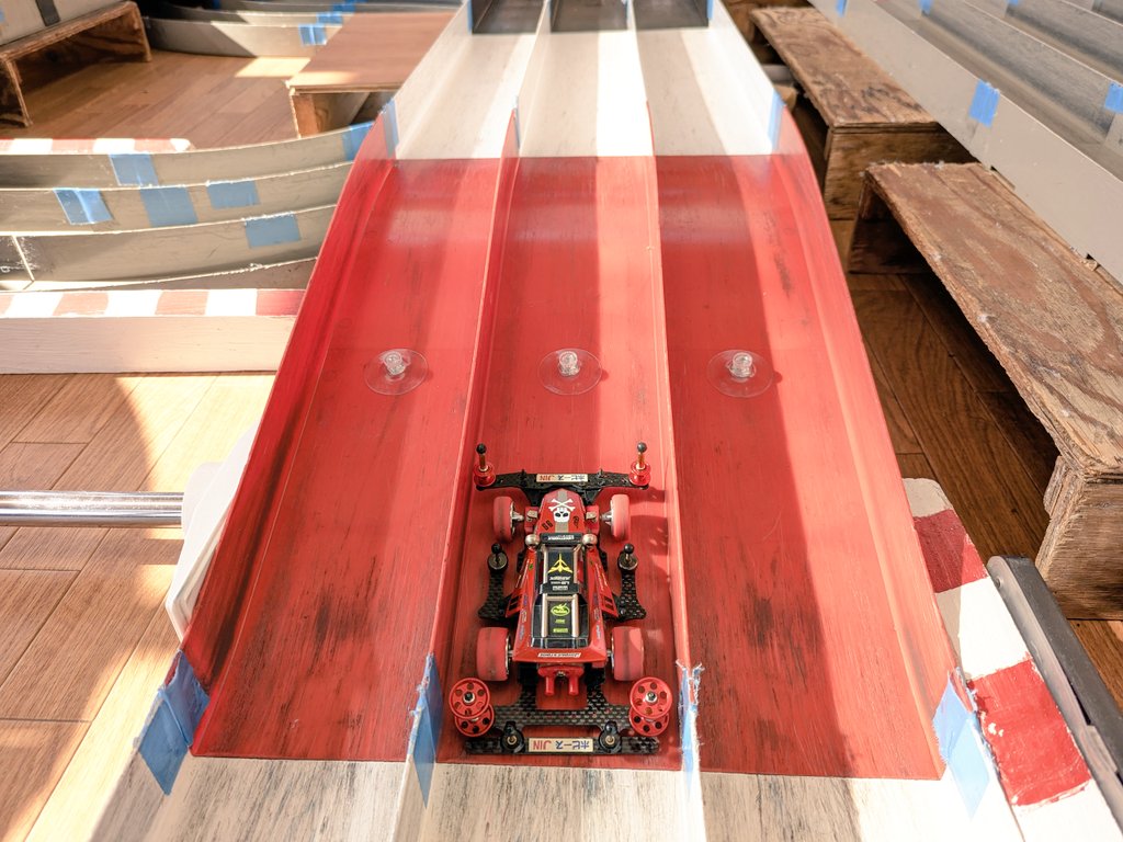 hobbys_jin's tweet image. 【ミニ四駆コース】
逆走防止のストッパーとして吸盤を付けてみました。
多少弾力もあるので、逆走して飛んで行くよりはいいと思います。