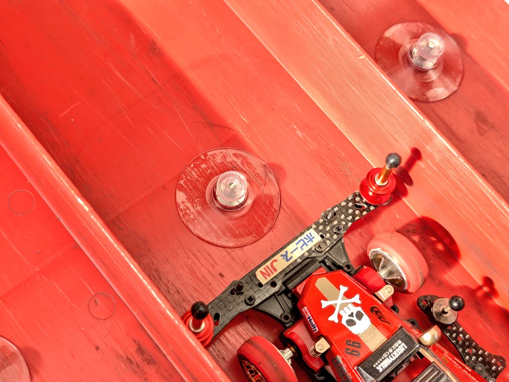 hobbys_jin's tweet image. 【ミニ四駆コース】
逆走防止のストッパーとして吸盤を付けてみました。
多少弾力もあるので、逆走して飛んで行くよりはいいと思います。