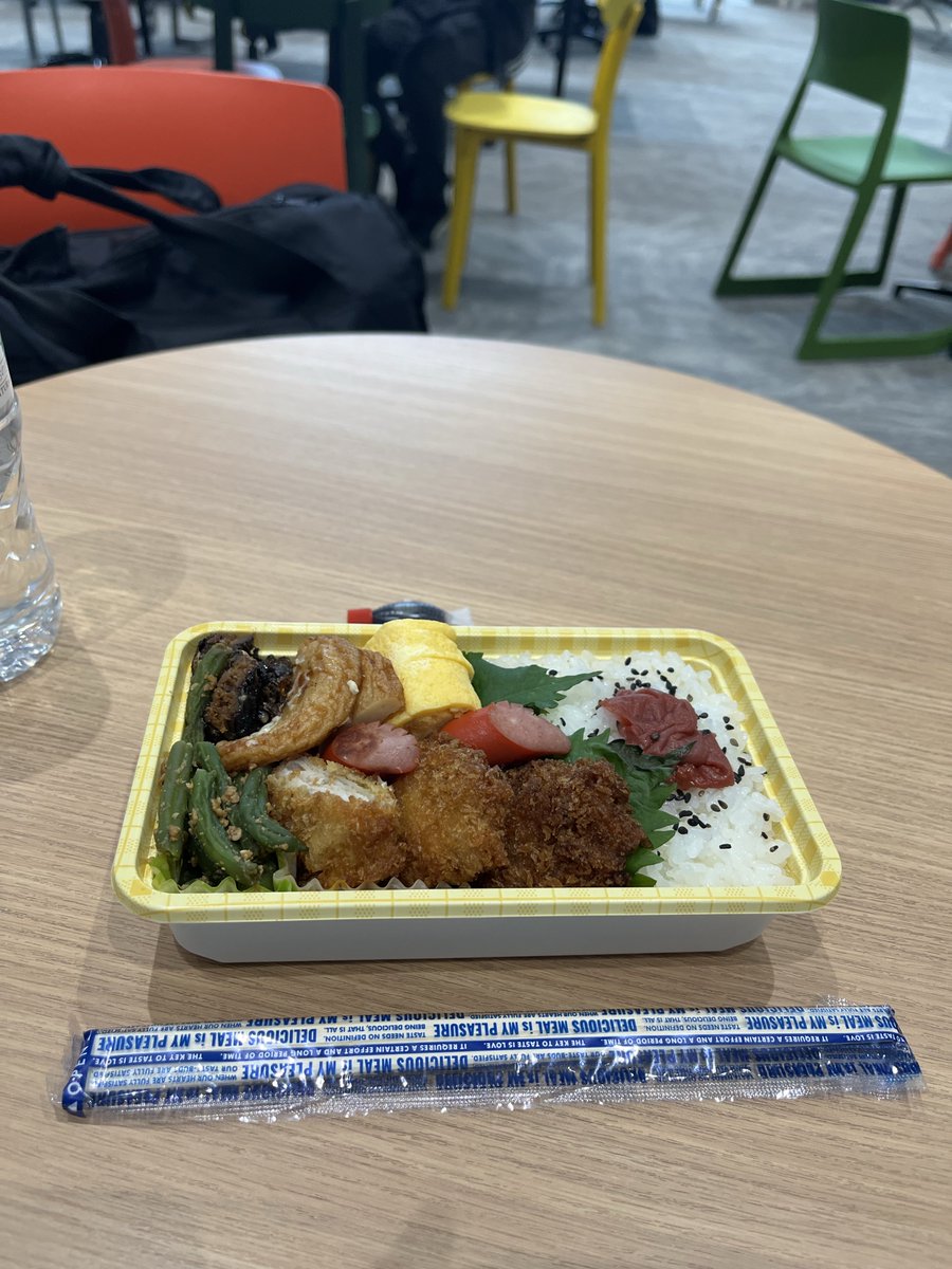 tsukitokansya's tweet photo. 母では無く嫁はんですが

退院してから始まった嫁弁当も4年半
毎日朝暗いうちから一生懸命作ってくれてる
今日は出張なので捨てられる弁当箱で

しっかり稼いできてや！って感じですかね笑
とても美味しいです https://t.co/hUO7Q7a1jN