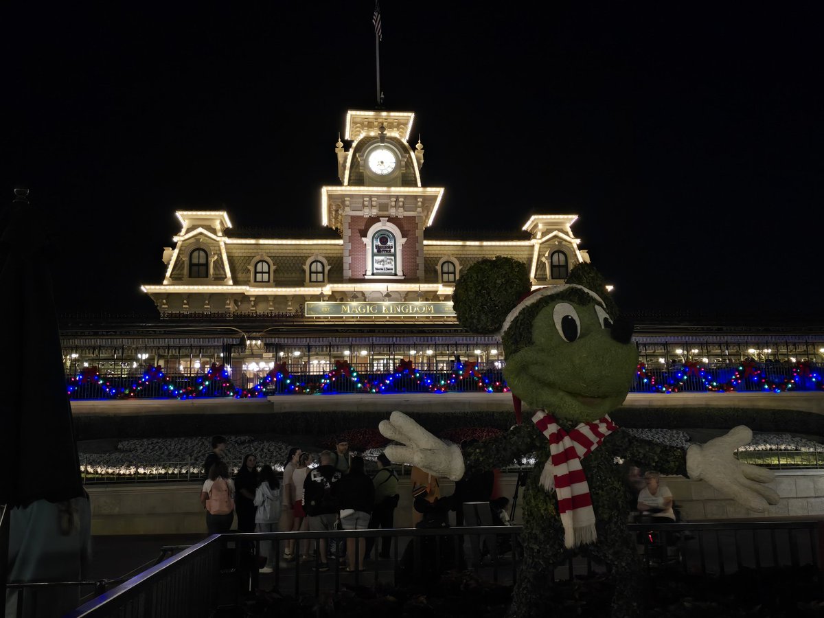 ScriptOhio's tweet image. Happiest place on Earth... Best news of the day though? My seat belt on both flights fit with slack. And we met @jerryferrara, super cool guy. We talked hoops for a second. Forgot to show him my Dodger blue Kobe 8&apos;s though