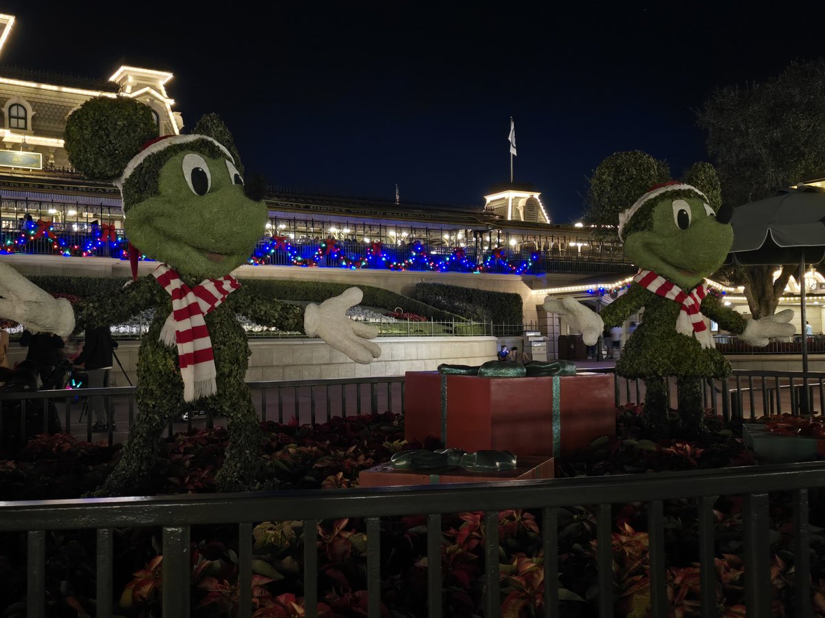 ScriptOhio's tweet image. Happiest place on Earth... Best news of the day though? My seat belt on both flights fit with slack. And we met @jerryferrara, super cool guy. We talked hoops for a second. Forgot to show him my Dodger blue Kobe 8&apos;s though