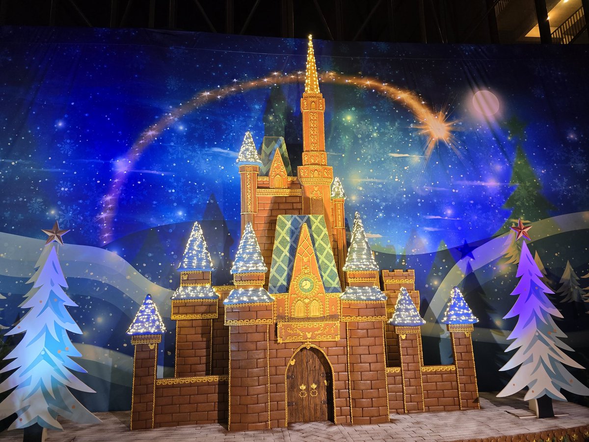 ScriptOhio's tweet image. Happiest place on Earth... Best news of the day though? My seat belt on both flights fit with slack. And we met @jerryferrara, super cool guy. We talked hoops for a second. Forgot to show him my Dodger blue Kobe 8&apos;s though