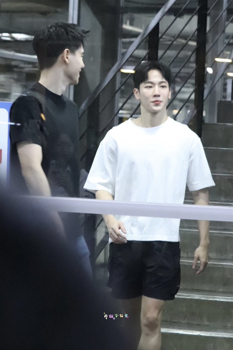 mothebestok's tweet image. เดกจิ๋วเรียนเสร็จละ แฟนมารอรับหน้าวรรณสรณ์ นัดกันไปหาอะไรกินสยาม