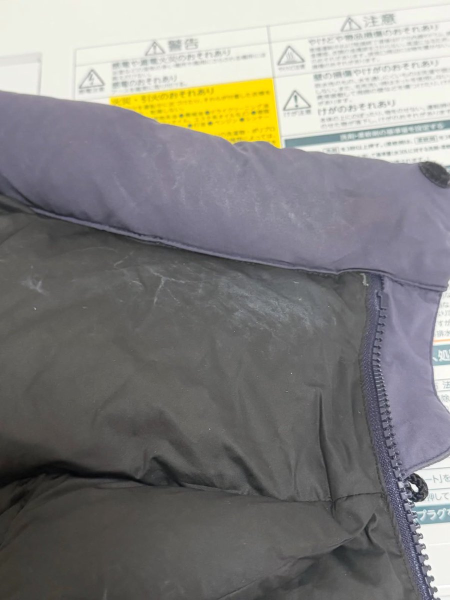 piyopiyobiyou's tweet photo. ダウンの襟元ファンデと��日焼け止めやらで汚れるの気になるけど汚れるたびクリーニング出せないしなと困ってたんだけどこれよかった

シュッとしてあと拭くだけで跡形なく（2枚目⇨3枚目）めっちゃ綺麗になる。なんかの雑誌でみて買ってみたけどほんとすごかった https://t.co/Tvp7vIk4Jw