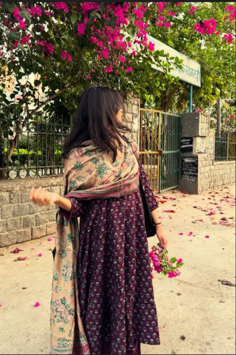 तेरी याद ने मेरे दिल को सरकारी दफ़्तर बना रखा है...

ना किसी की सुनता है, 
      ना कोई काम करता है.......!!

🌿 सुप्रभात दोस्तों 🌿