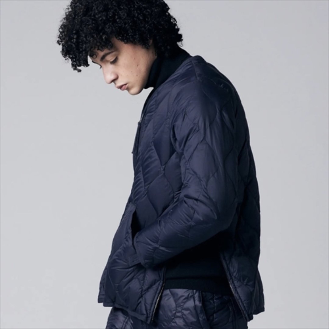 【TAION／MILITARY V NECK W-ZIP DOWN JKT】ヘチマキルトを施した表地に保温性に優れた800フィルパワーのダウンを封入したミリタリーテイストなダウンジャケット。
goout.jp/category/B0018…