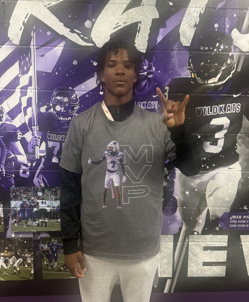 larenzo_seals's tweet image. Week 11’s MVP @B6Jermaine AkA”BATMAN”. From locking down receivers in the shadows to high-pointing everything under the lights, he owned the field. A star already, and Austin’s up next. Keep rising, Batman the city watching.  #DubLife @CoachTMiller18 @SlafkaJeff  @DarrylDJSimon