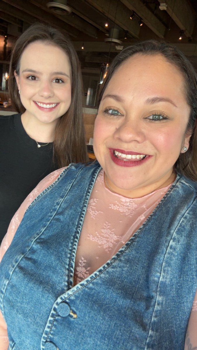 laura robles tweet media