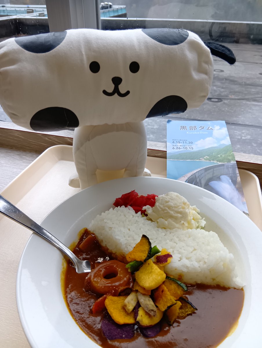 sugiyo_chikuwa's tweet image. 【きょうの #ビタちくニュース】

◆黒部ダム＆ビタミンちくわ応援フェア◆

黒部ダムレストハウスで、ビタちく入りのアーチダムカレーを提供中～！ダムの建設当時、ビタミンちくわカレーが人気メニューだったんだよ。歴史に思いを馳せて味わうカレーは格別だワン♪

#黒部ダム　#アーチダムカレー…