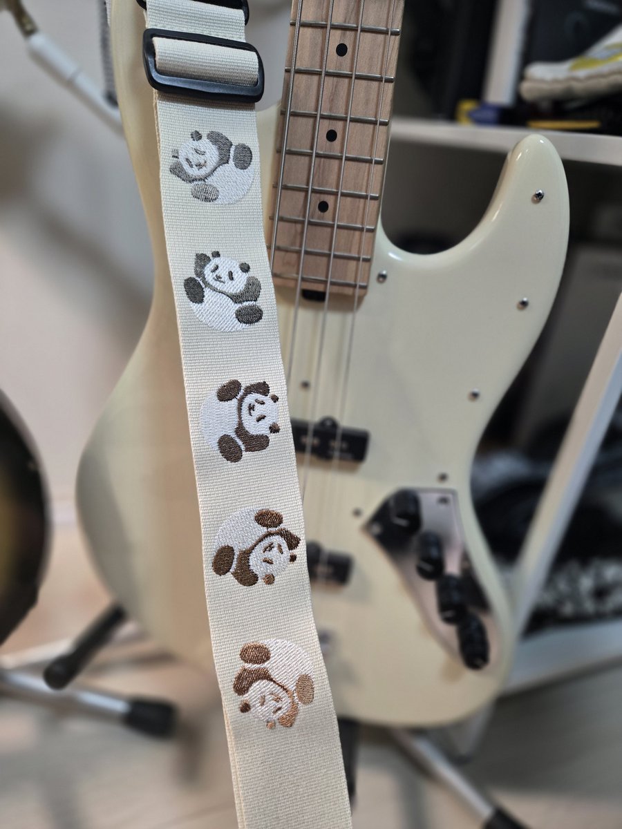 見かけて即注文したのがさっき届いた！！！
かわいすぎる、ベースの色と合いすぎてオーダーメイドだったのかもしれない（？）
刺繍のできもよくて最高でしかない！！！