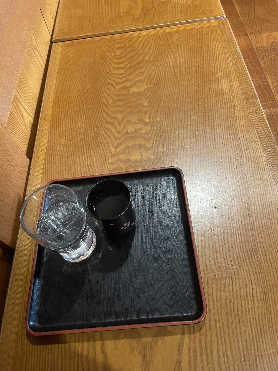 s_ou07's tweet photo. 夢庵にて…自分が受け取り時間より早く着いちゃっただけなのに「申し訳ございません、まだ10分ほどかかります｣ってわざわざ言いに来てくれて、お茶（しかも温と冷）だしてくれて、、夢庵ってこんな神対応なの？？

#夢庵 #神接客 https://t.co/OLDSs7JzNZ