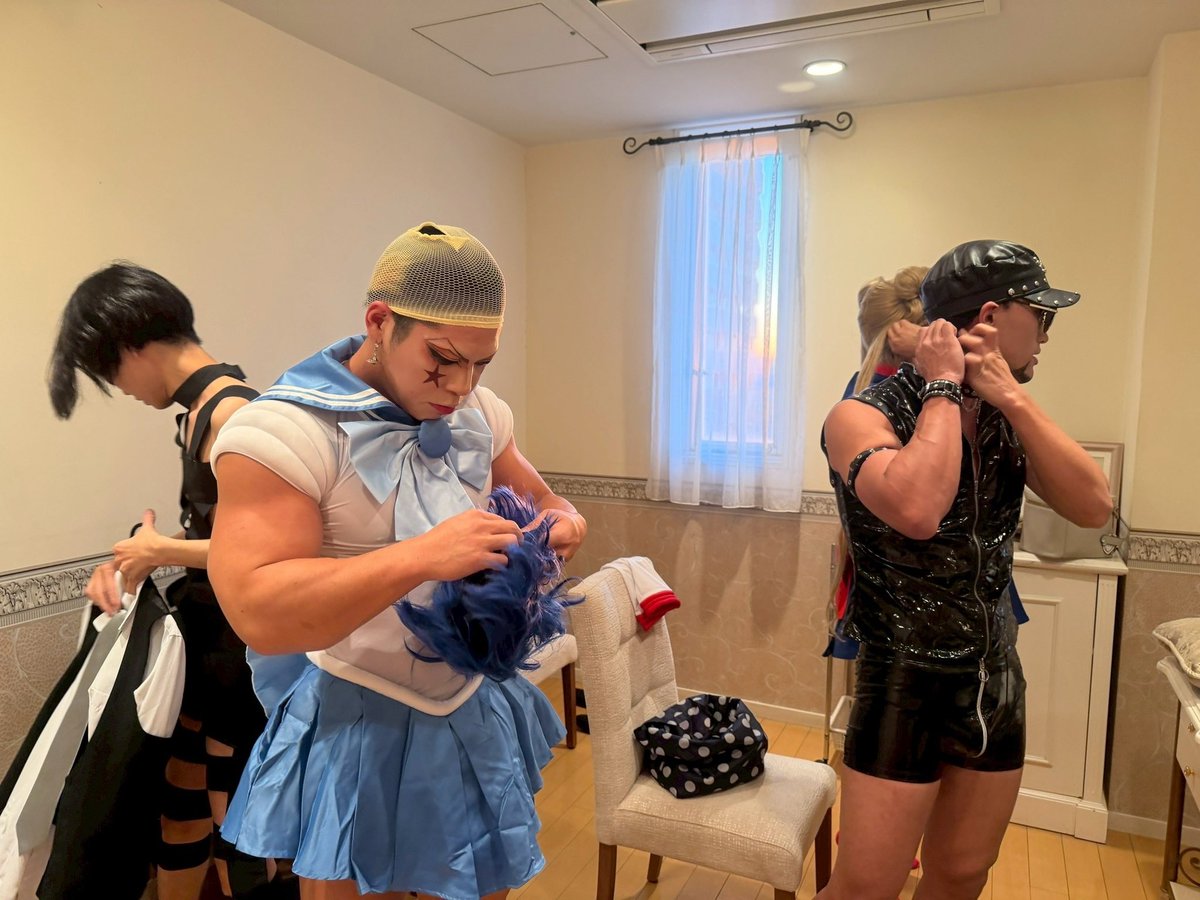 これはたけしあかこ結婚式の余興の為にヒソカからセーラーマーキュリーに着替えてるワイ🧅やねんけどあまりにも🦍すぎひんか…プロレスラーかな🤔