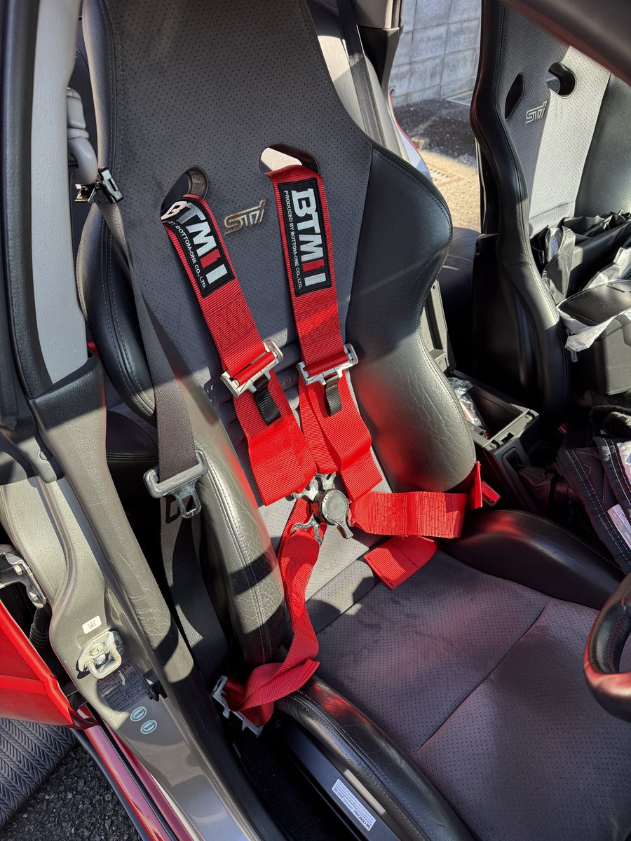 ryoryo_gdb's tweet image. 4点式ハーネスを取り付けた☝️
本当は6点式だけれども下側は時間がなくて出来ませんでした👐